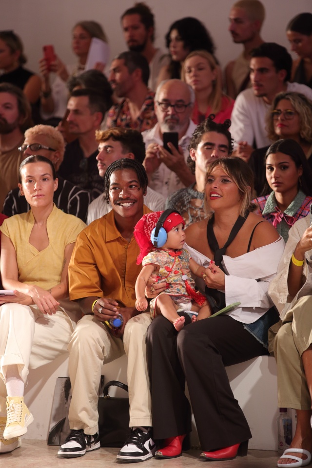 Maria Sampaio e Gonçalo Cabral com a filha em desfile de moda