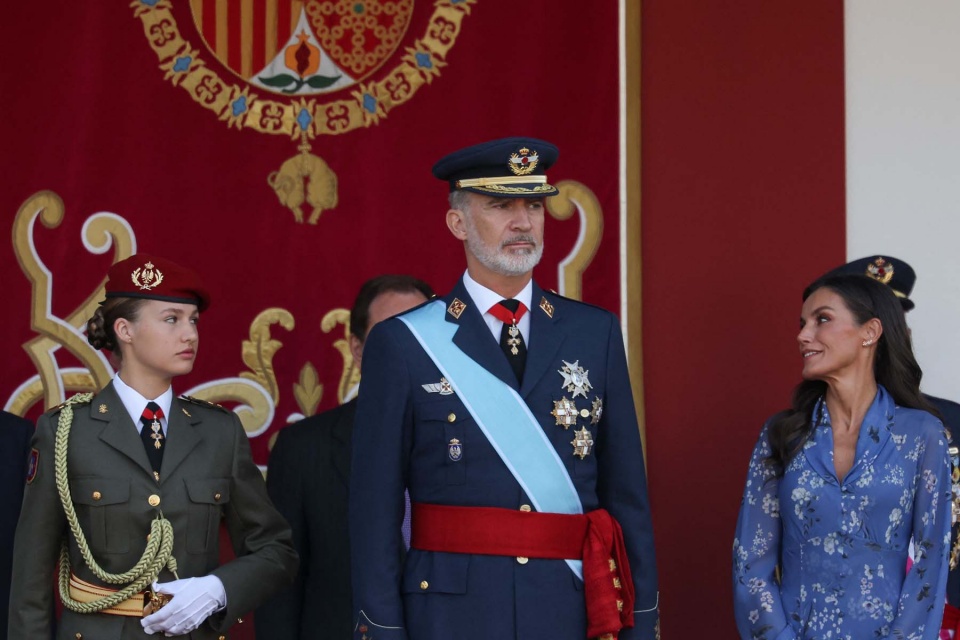 Ao lados dos pais, Letizia e Felipe VI, a princesa Leonor preside ao desfile militar no Dia Nacional de Espanha