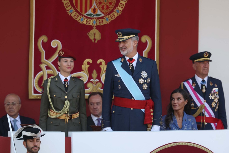 Ao lados dos pais, Letizia e Felipe VI, a princesa Leonor preside ao desfile militar no Dia Nacional de Espanha