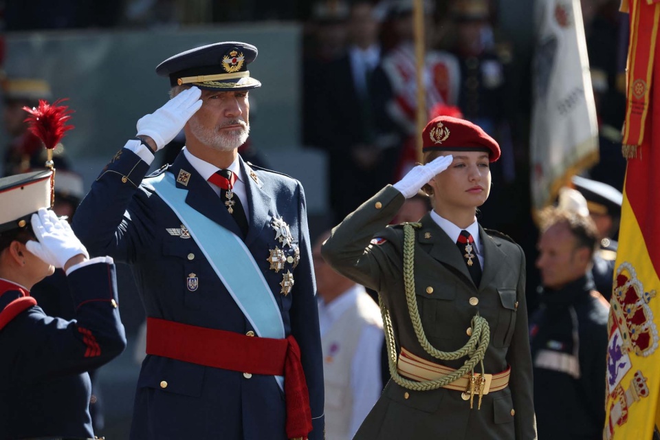 Ao lados dos pais, Letizia e Felipe VI, a princesa Leonor preside ao desfile militar no Dia Nacional de Espanha