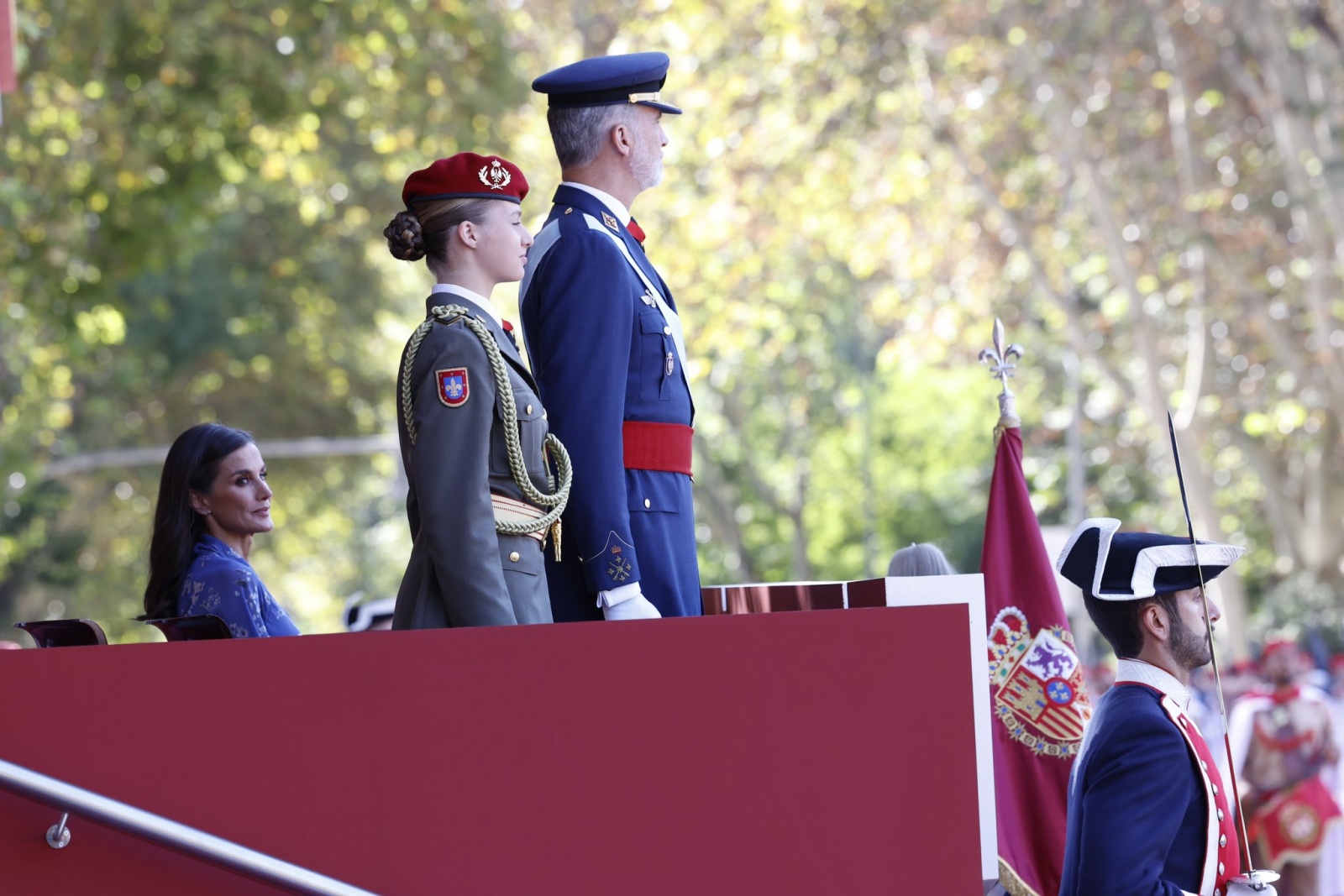 O que vestiram Letizia e a princesa Leonor no Dia Nacional de Espanha