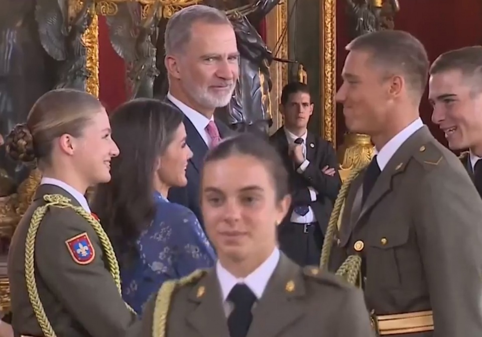 Princesa Leonor cumprimenta os colegas militares sob o olhar divertido dos pais