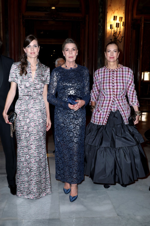 A elegância de Charlotte Casiraghi, Carolina do Mónaco e Carole Bouquet 