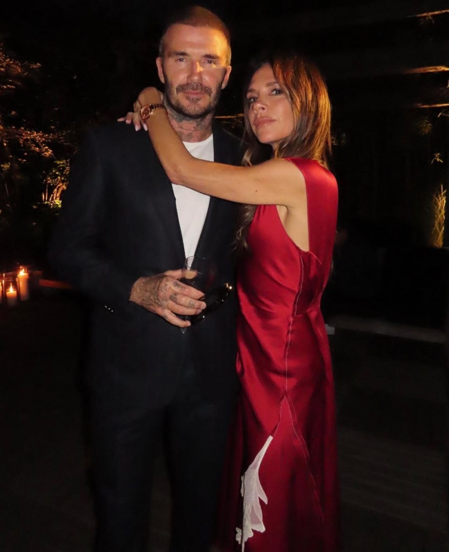 Victoria Beckham lança novo perfume com apoio do marido