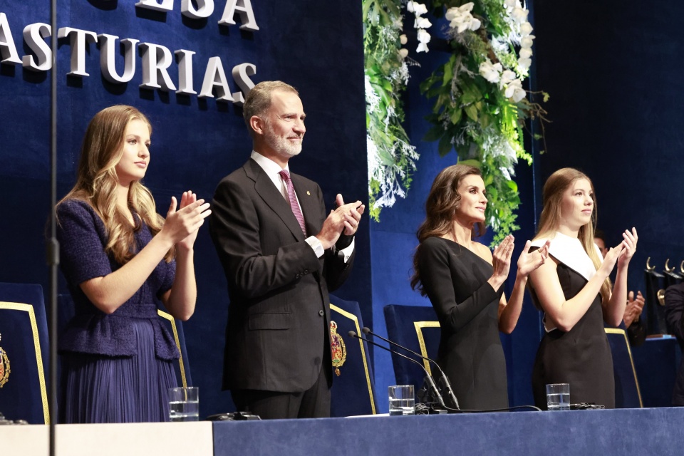 Na cerimónia do Prémio Princesa das Astúrias, Letizia e Felipe VI felizes com o percurso das filhas 