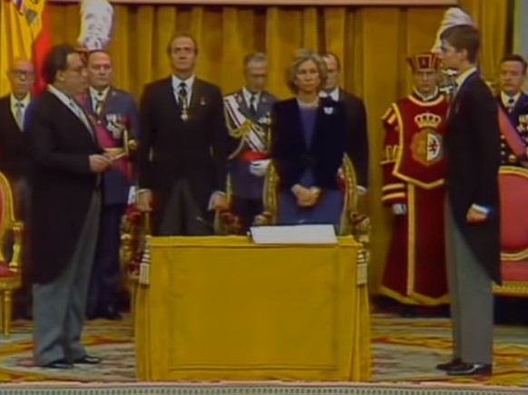 
Recorde o juramento da Constituição do príncipe Felipe no dia do su 18. º aniversário
sário