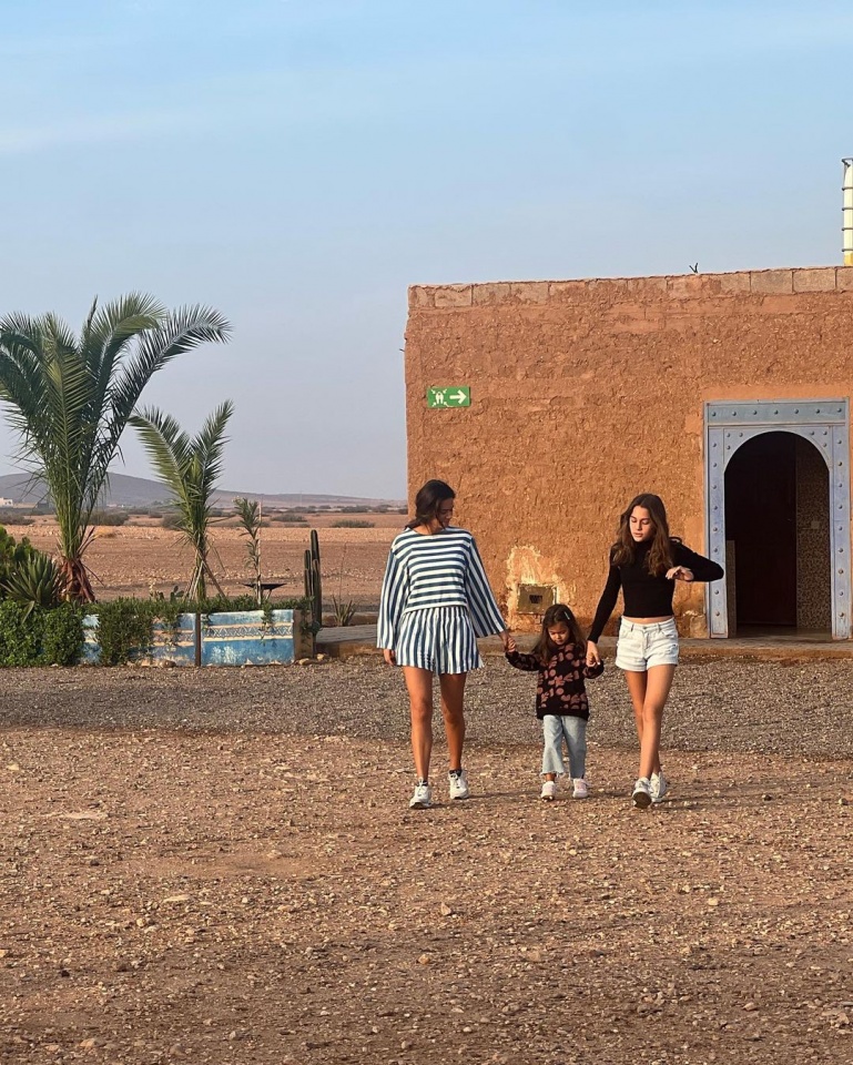 Em Marrocos, Cláudia Vieira faz passeio de balão em família