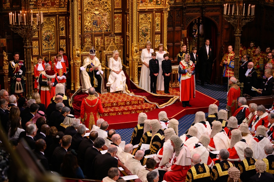 Carlos III pela primeira vez na abertura do Parlamento enquanto rei de Inglaterra