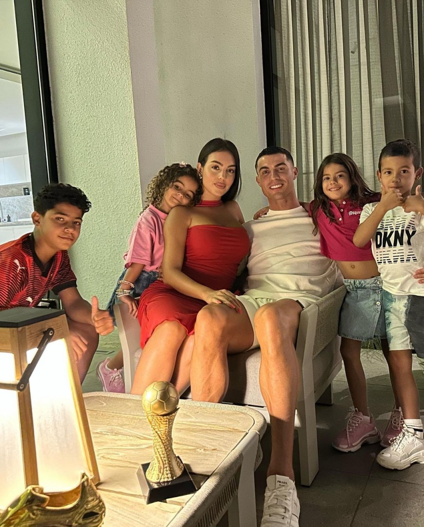 Georgina e Cristiano com os filhos
