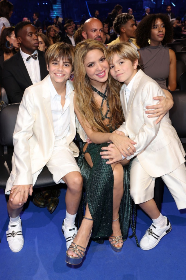 Ao lado dos filhos, Shakira vive noite memorável nos Grammy Latino