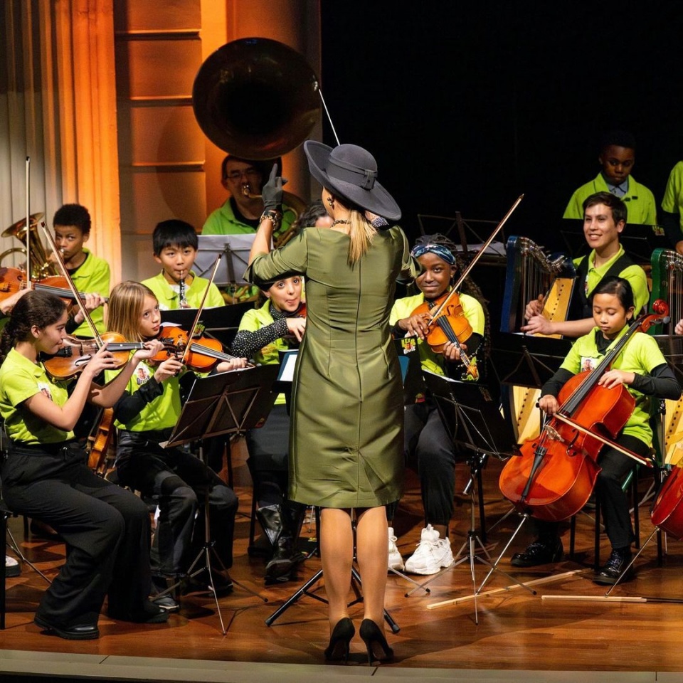 O divertido vídeo de Maxima a dirigir uma orquestra infantila