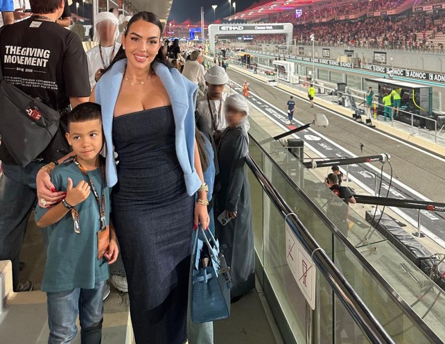 Georgina Rodríguez e Mateo assistem ao Grande Pémio de F1 em Abu Dhabi