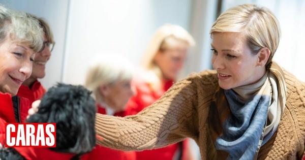 Princesa Charlene visita residência de idosos em companhia especial