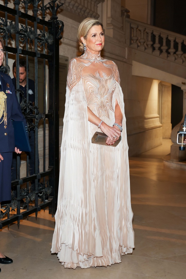 Maxima deslumbra em Paris com vestido cintilante e transparências