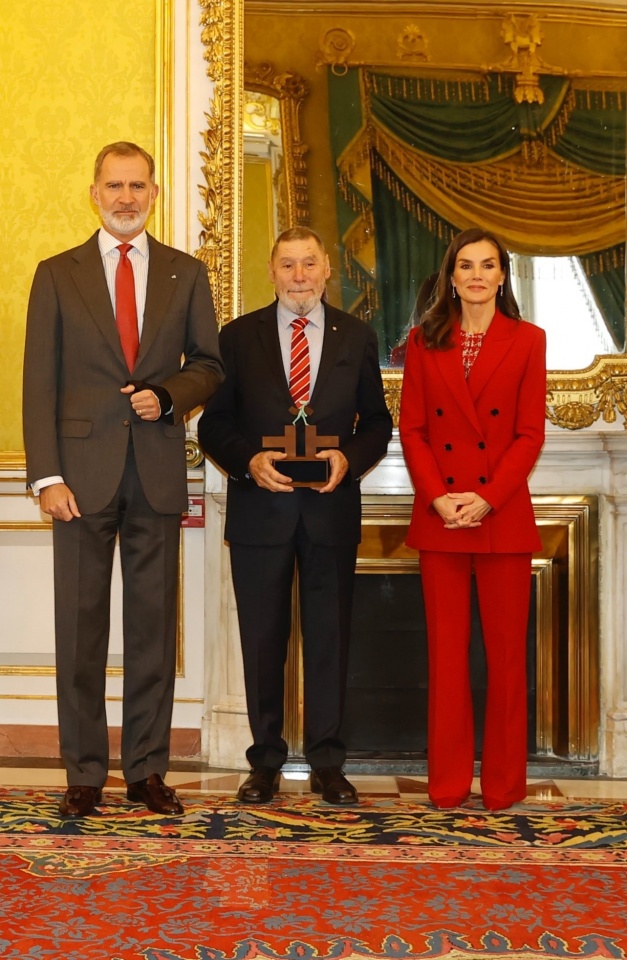 Letizia volta a escolher um fato encarnado