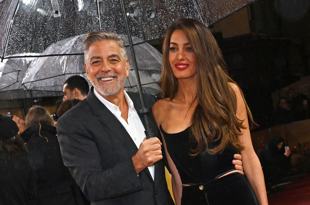 Amal e George Clooney protagonizam romance numa noite de chuva em Londres