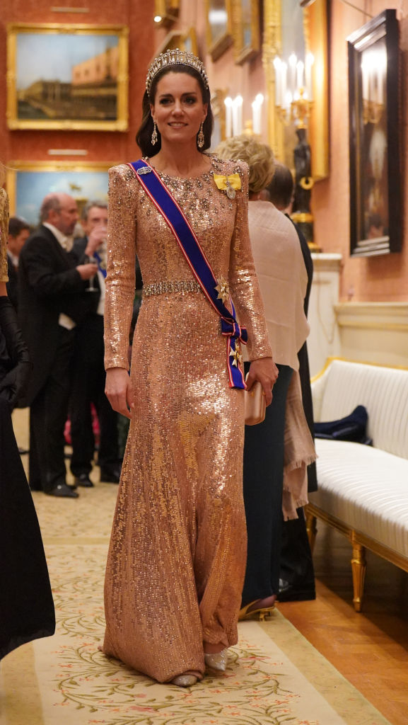 Kate recupera deslumbrante vestido de lantejoulas e joias históricas de Isabel II