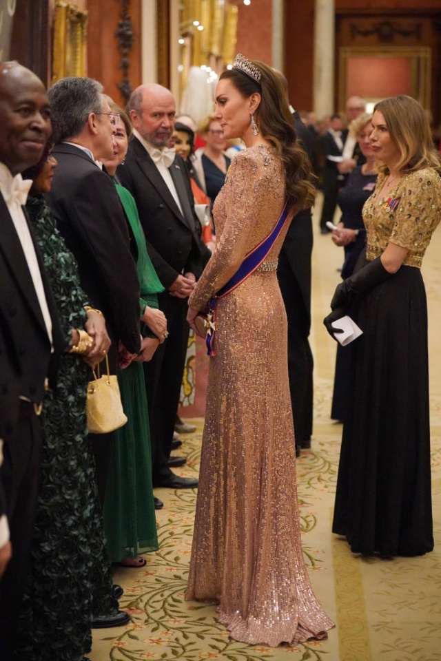 Kate deslumbra com vestido de lantejoulas e joias históricas de Isabel II