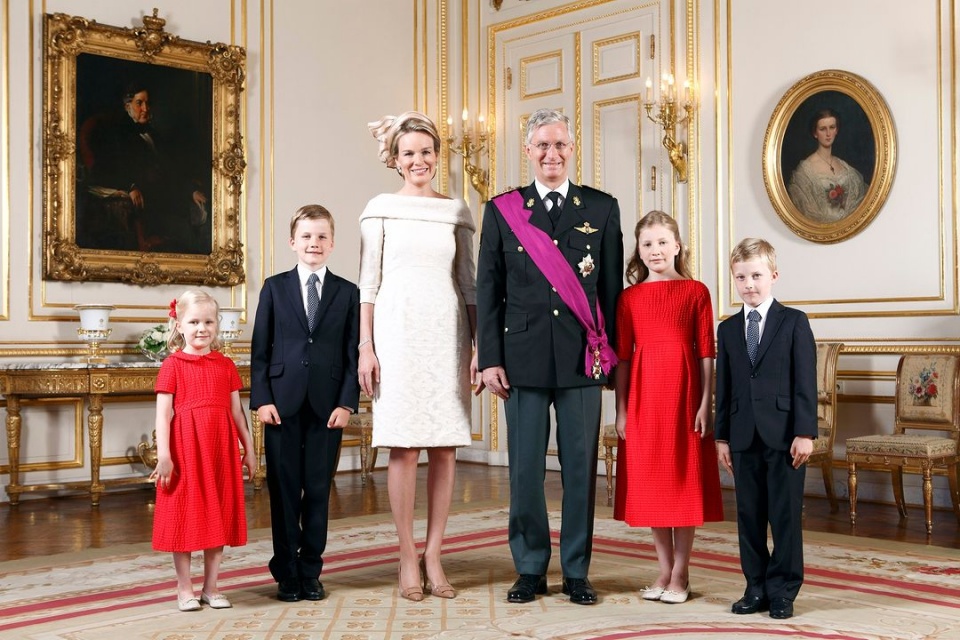 postal de natal de mathilde e philippe da bélgica recria foto especial