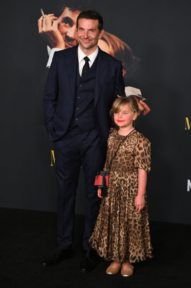Aos seis anos, filha de Irina Shayk e Bradley Cooper estreia-se na passadeira vermelha