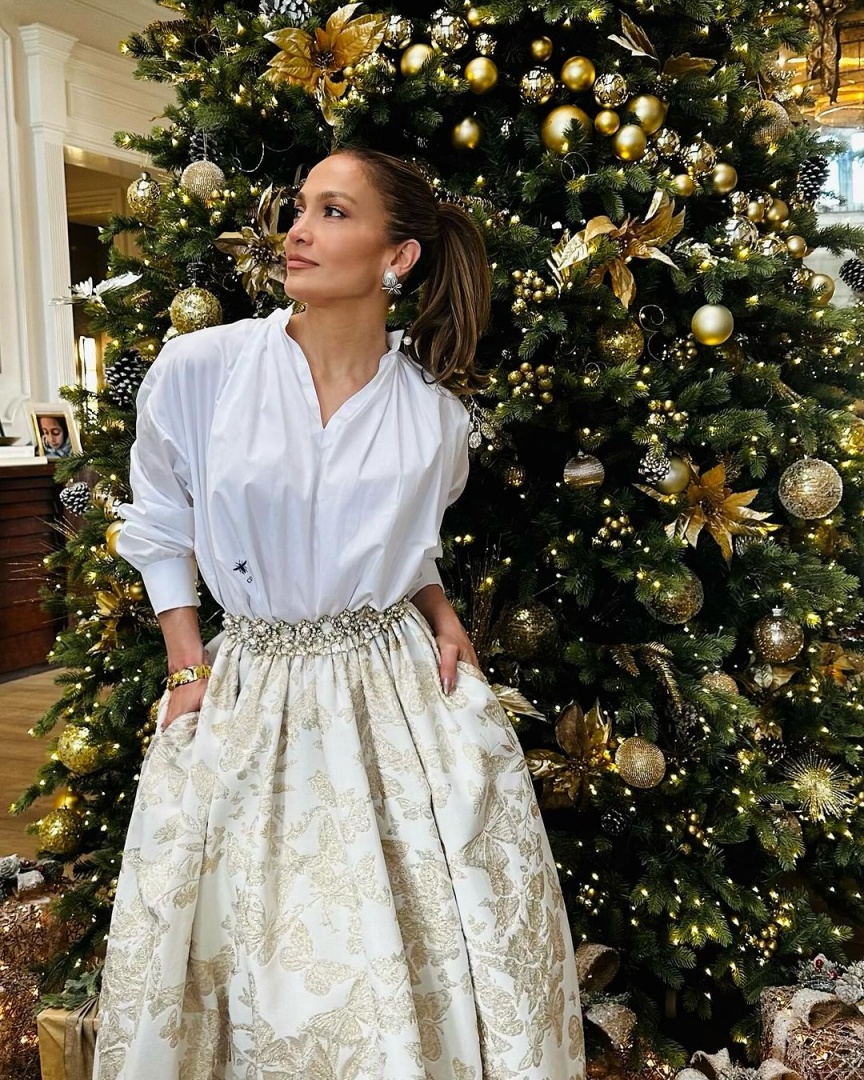 O deslumbrante "look" natalício de Jennifer Lopez 