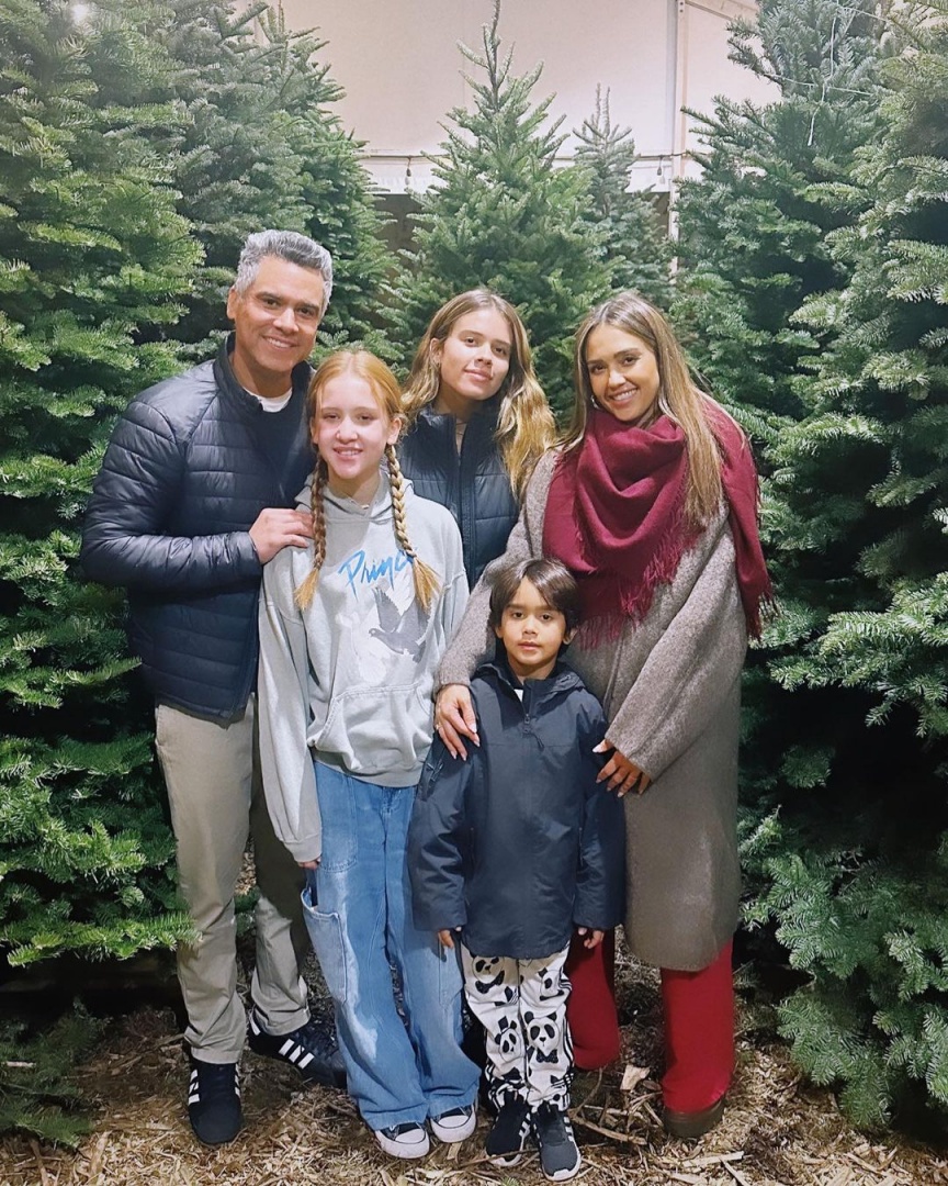 Jessica Alba escolhe árvore de natal em família