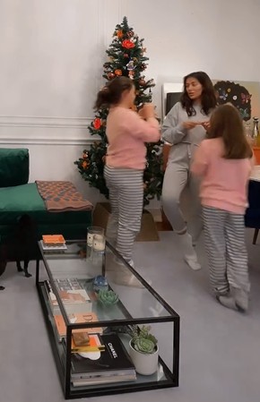 Sofia Ribeiro decora árvore de Natal com as sobrinhas