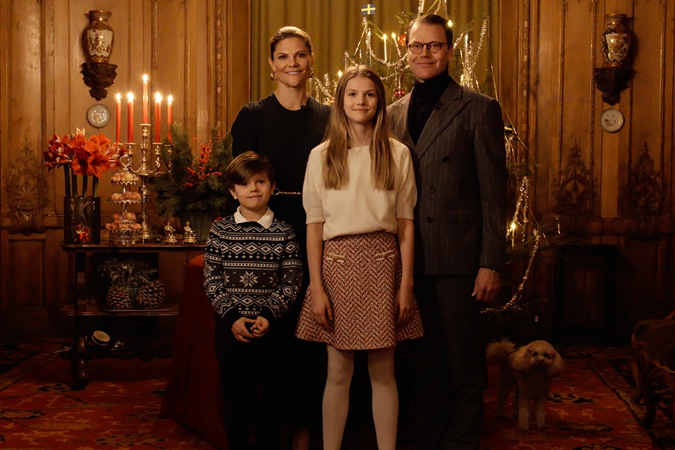 Com a ajuda dos filhos, Victoria da Suécia decora a árvore de Natal