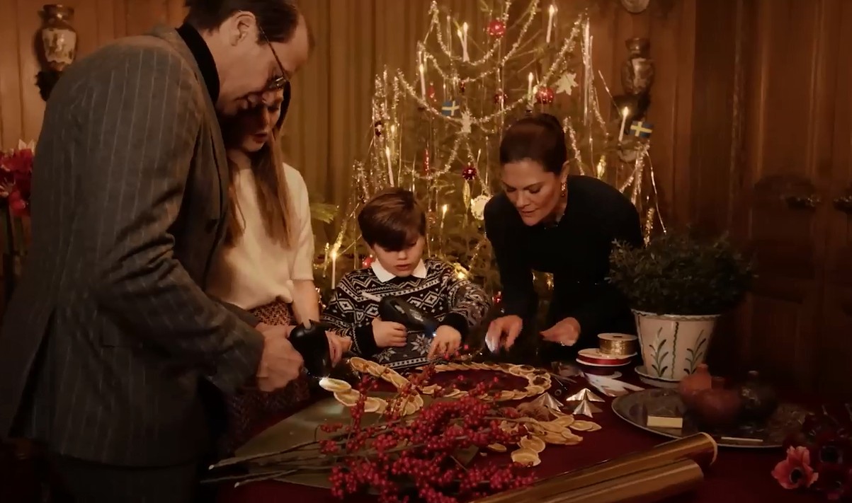 Com a ajuda dos filhos, Victoria da Suécia decora a árvore de Natal