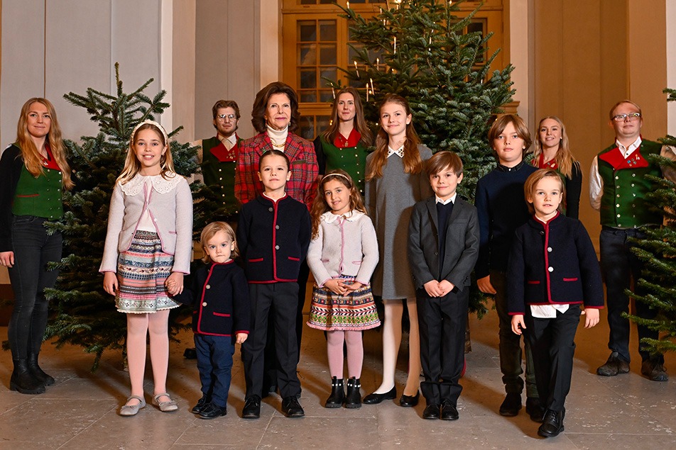 Na companhia dos oito netos, rainha Sílvia da Suécia decora a árvore de Natal do Palácio