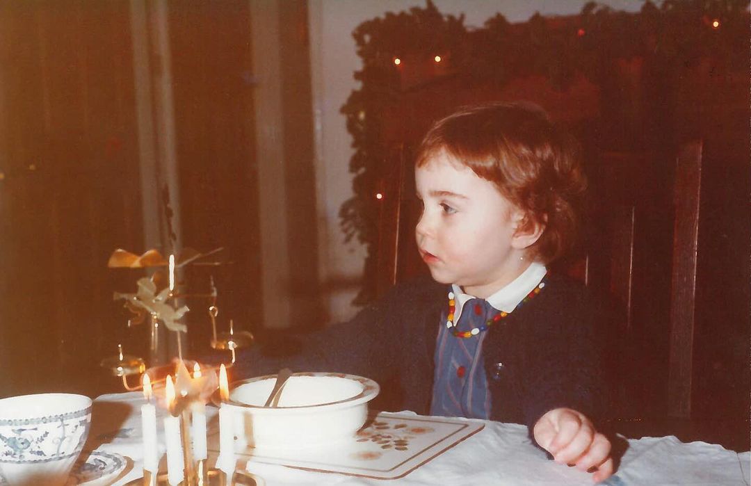 Kate partilha foto inédita da infância e as semelhanças com o príncipe Louis são enormes