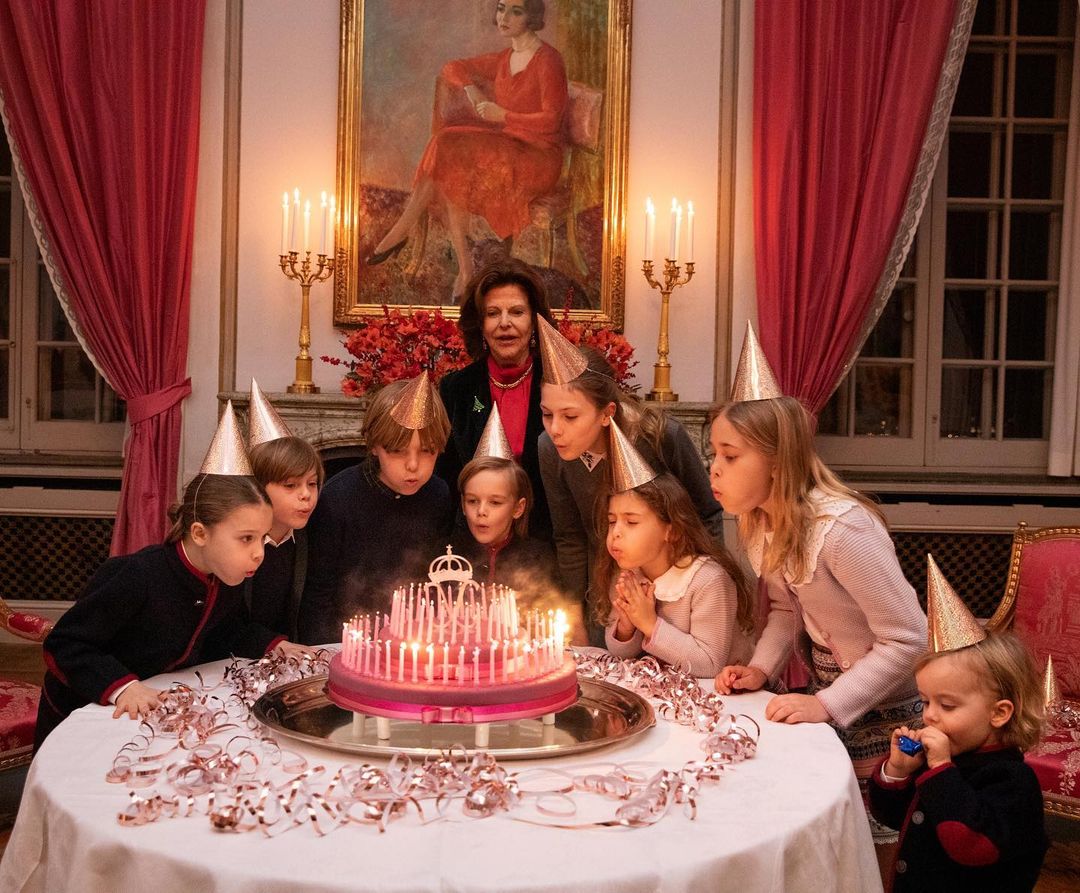 Com a ajuda dos oito netos, rainha Sílvia da Suécia apaga 80 velas