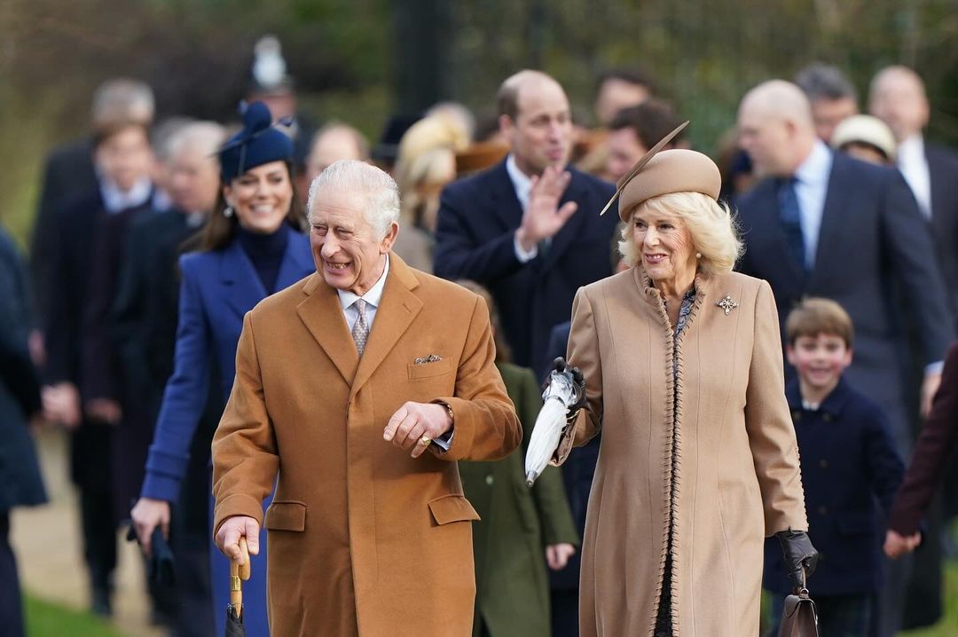  Ao lado de Camilla, Carlos III preside à missa de Natal 