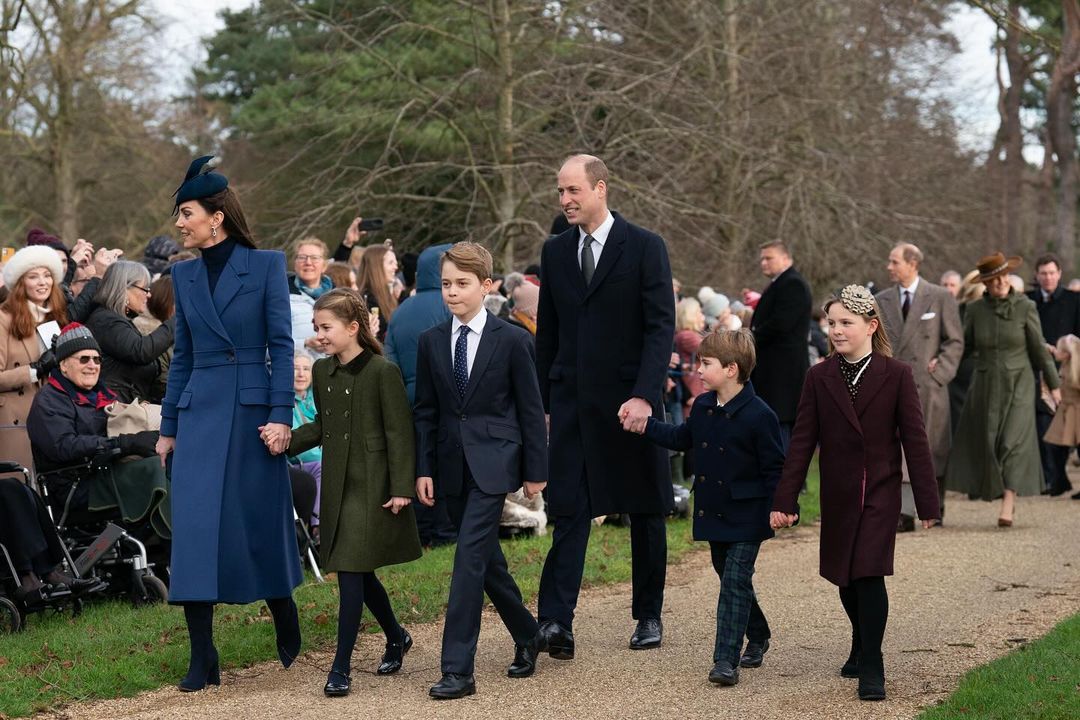  Ao lado de Camilla, Carlos III preside à missa de Natal 