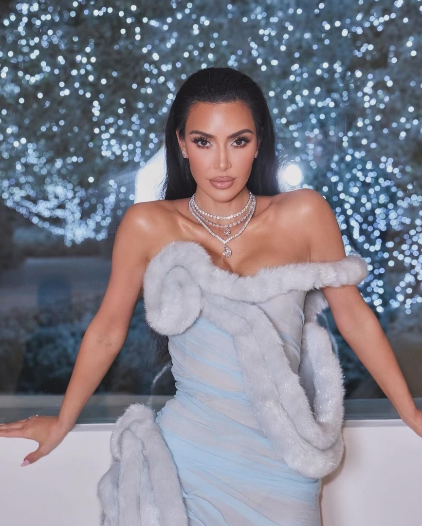 Kim Kardashian voltou a surpreender no Natal 