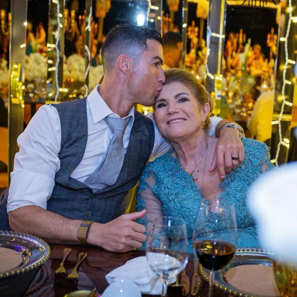 Cristiano Ronaldo entra em 2024 na Madeira ao lado de Georgina e da mãe, que celebrou 69 anos