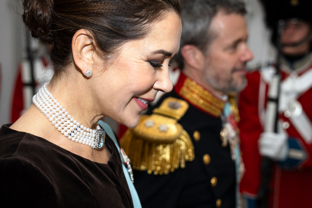 A dias de se tornar rainha da Dinamarca, Mary volta a sorrir