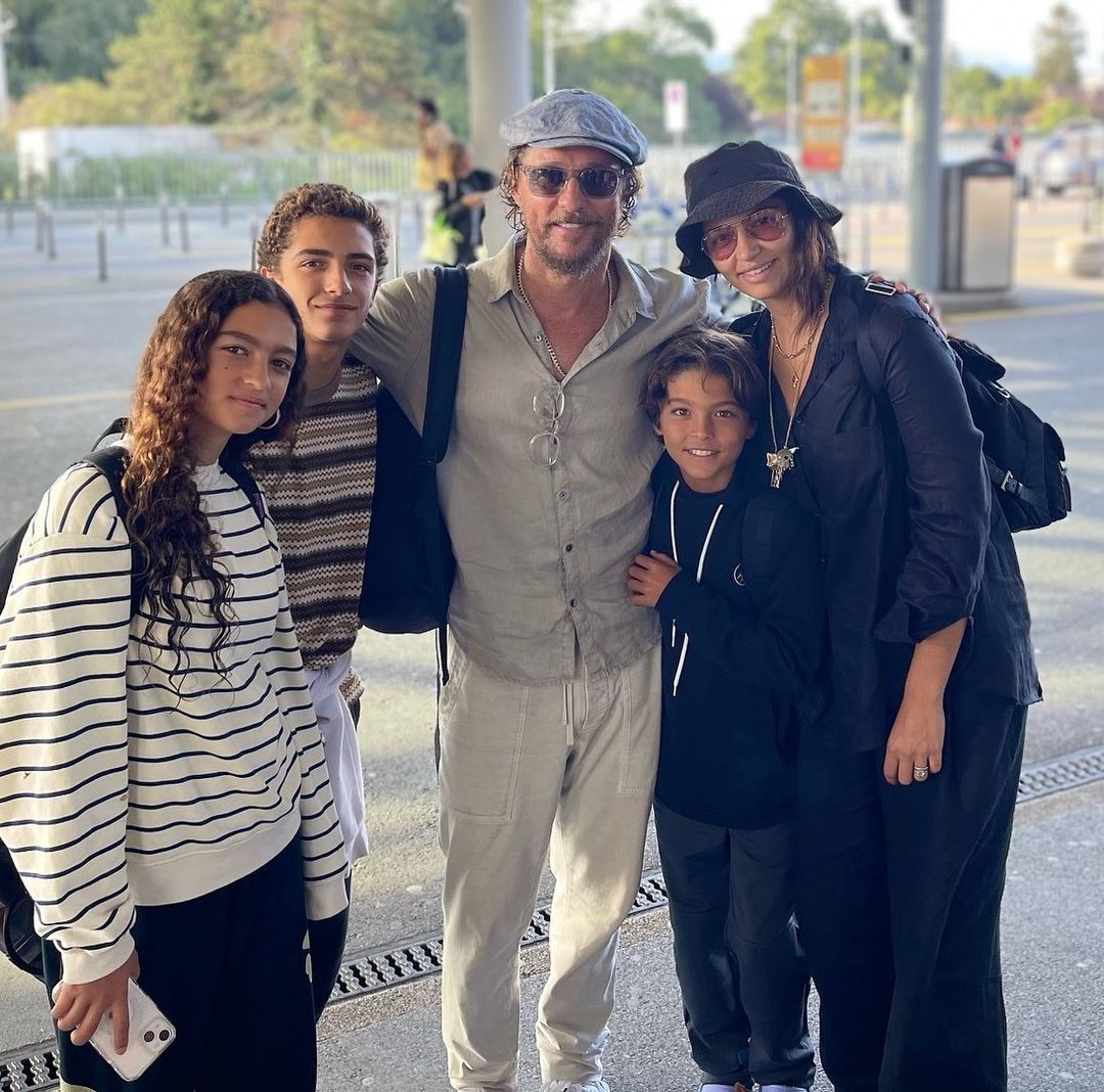 Matthew McConaughey com a mulher e os filhos
