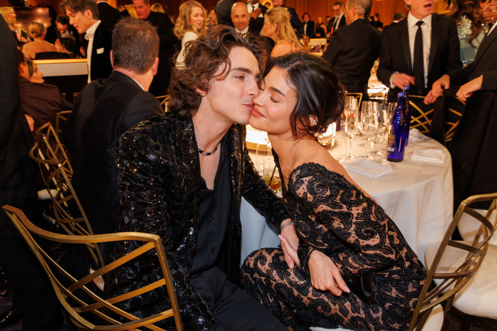 Kylie Jenner e Thimothée Chalamet protagonizam o beijo da noite dos Golden Globes Awards