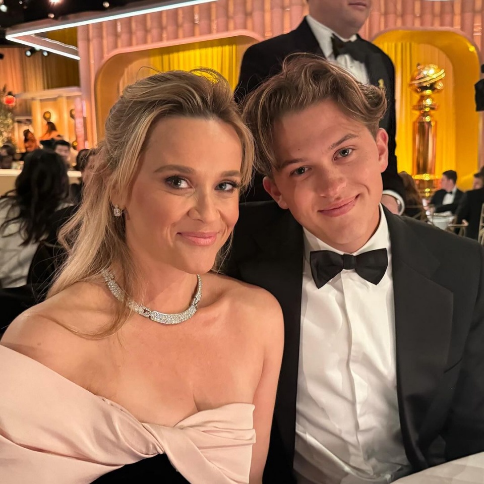 Reese Witherspoon divertiu-se com o filho nos Golden Globe Awards