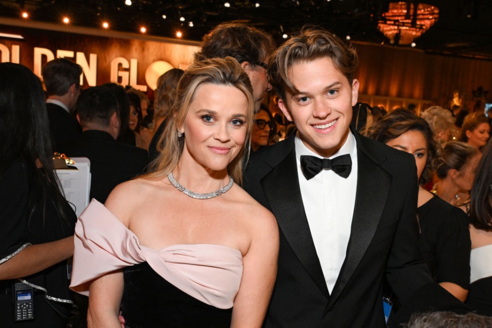 Reese Witherspoon divertiu-se com o filho nos Golden Globe Awards