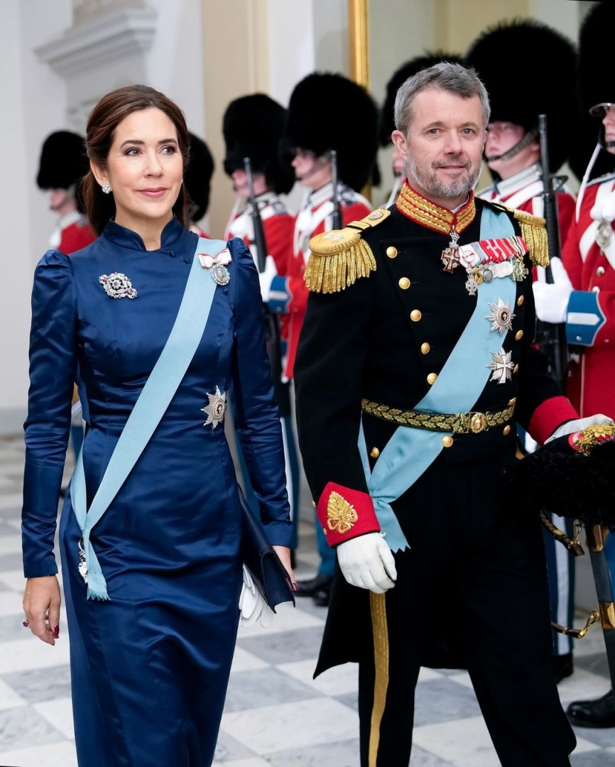 Mary e Frederico surpreendidos com a notícia de que seriam os novos reis da Dinamarca