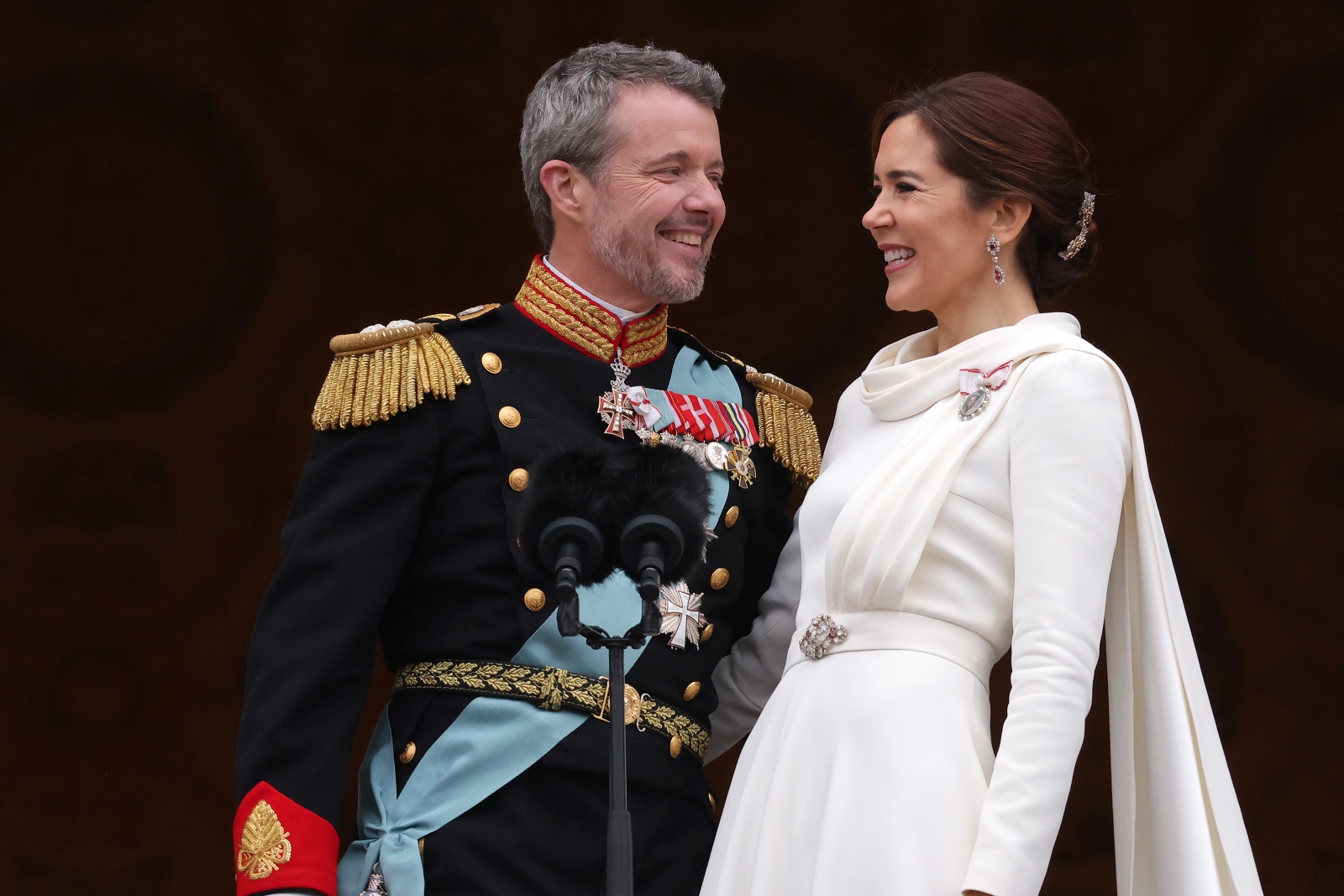 Os novos reis da Dinamarca e o beijo que colocou fim à alegada crise no casamento