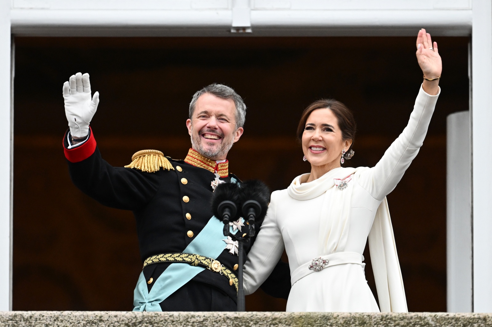 Os novos reis da Dinamarca e o beijo que colocou fim à alegada crise no casamento