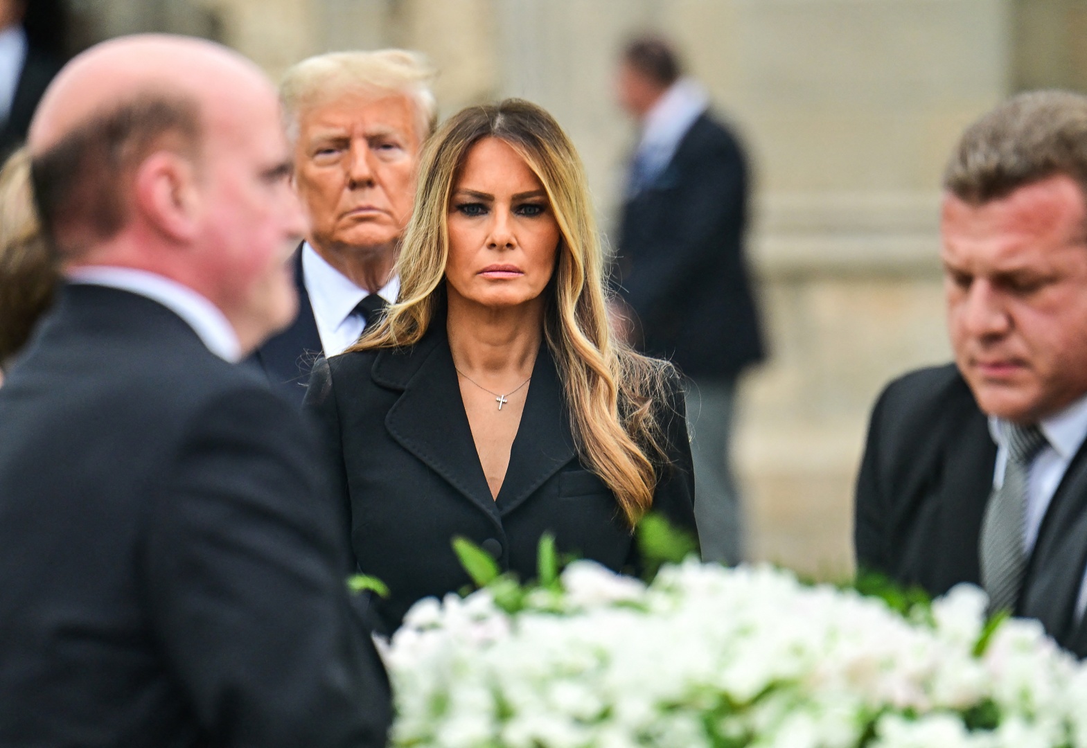 Melania Trump se despide de su madre con el apoyo de su marido y su hijo