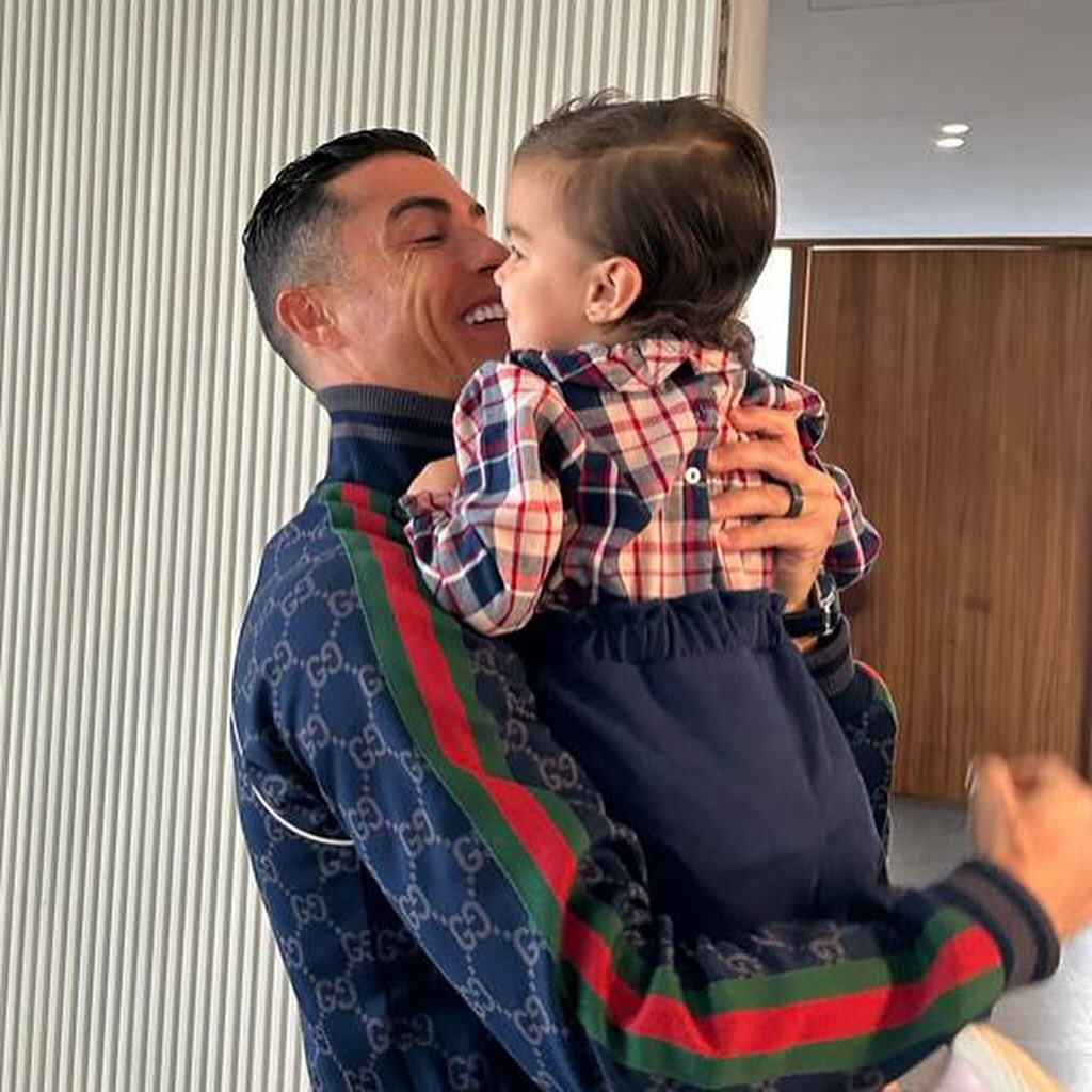 A alegria de Ronaldo ao ser recebido em casa pela filha mais nova