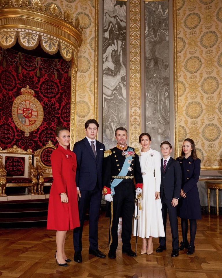 Os novos retratos oficiais dos reis da Dinamarca