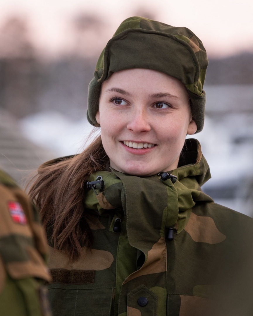 Ingrid da Noruega inicia treino militar