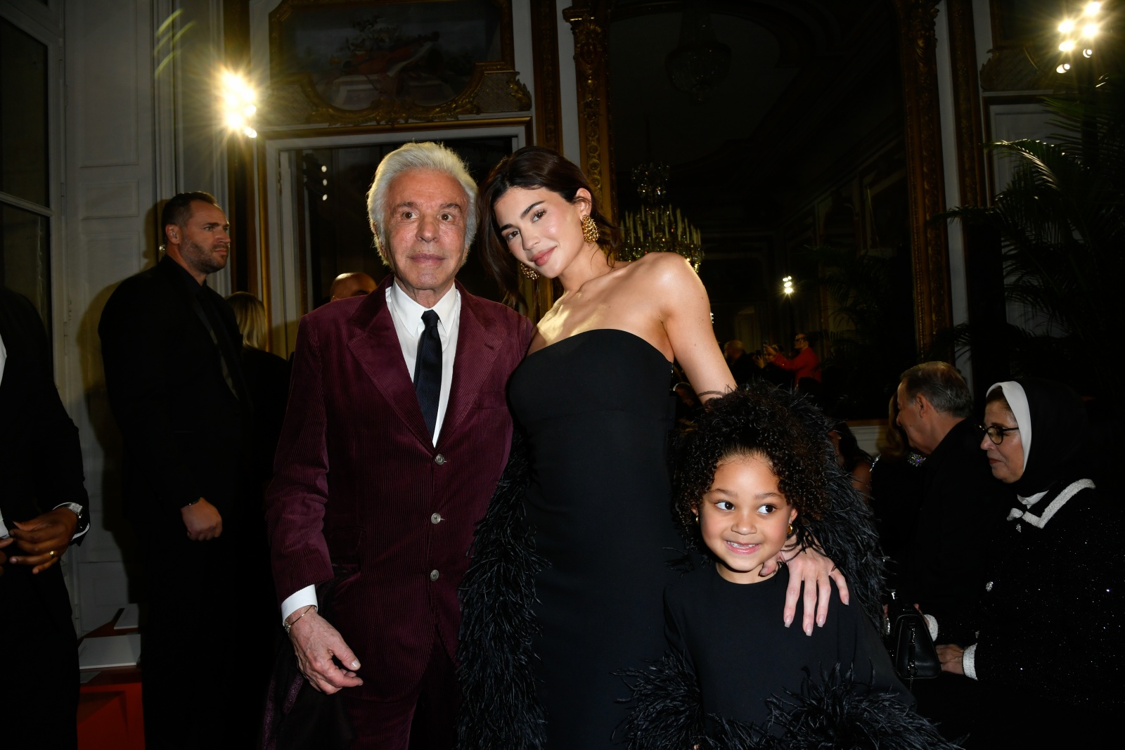 Kylie Jenner com a filha, de cinco anos, no desfile de Valentino, em Paris