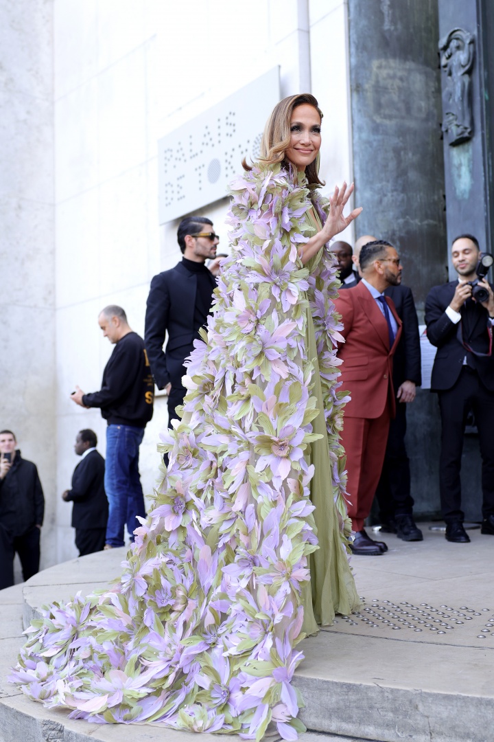 Com um novo corte de cabelo e um vestido de Elie Saab, Jennifer Lopez deslumbra em Paris